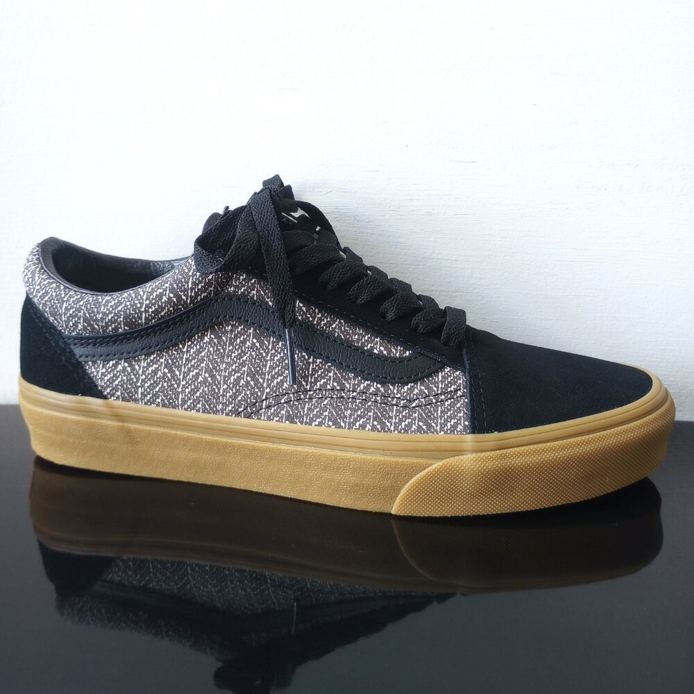Vans Women Old Skool Herringbone Canvas/Suede Sneaker  Fantastic Black/Brown Gum